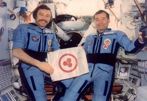 Космонавты А.Баландин и Г.Стрекалов со Знаменем Мира на борту станции «Мир»