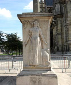 Стела у собора Сен Круа. На ней горельеф Жанны и слова знаменитых людей о ней (увеличить 185 kb)